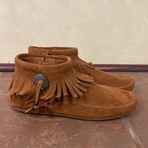 Minnetonka 522 Concho Feather Boot Brown size 8.5